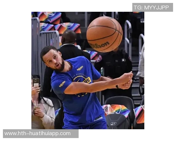 库里第二节神勇表现连中五记三分球展现超强实力引爆全场气氛